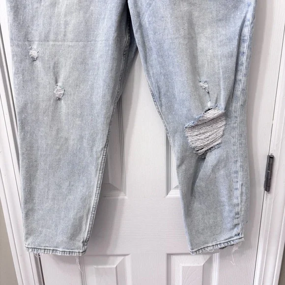 Abercrombie & Fitch The Mom High Rise Distressed Light Wash Jeans Size 10s - Picture 4 of 9